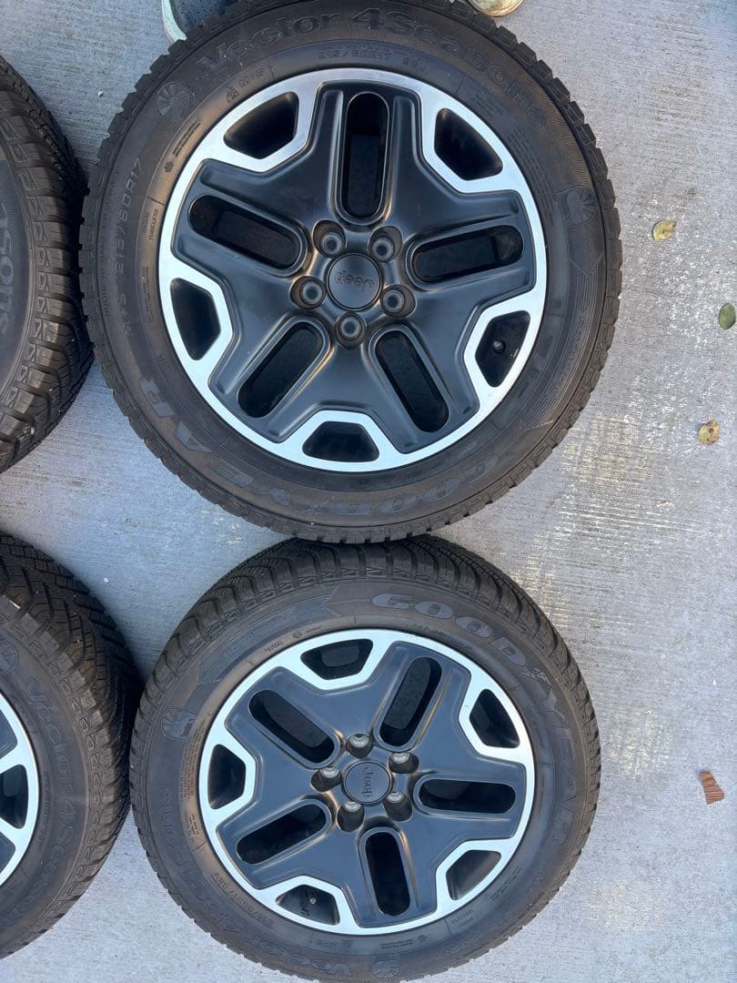 Jeep レネゲード　純正タイヤ　17インチ ホイール4本セット