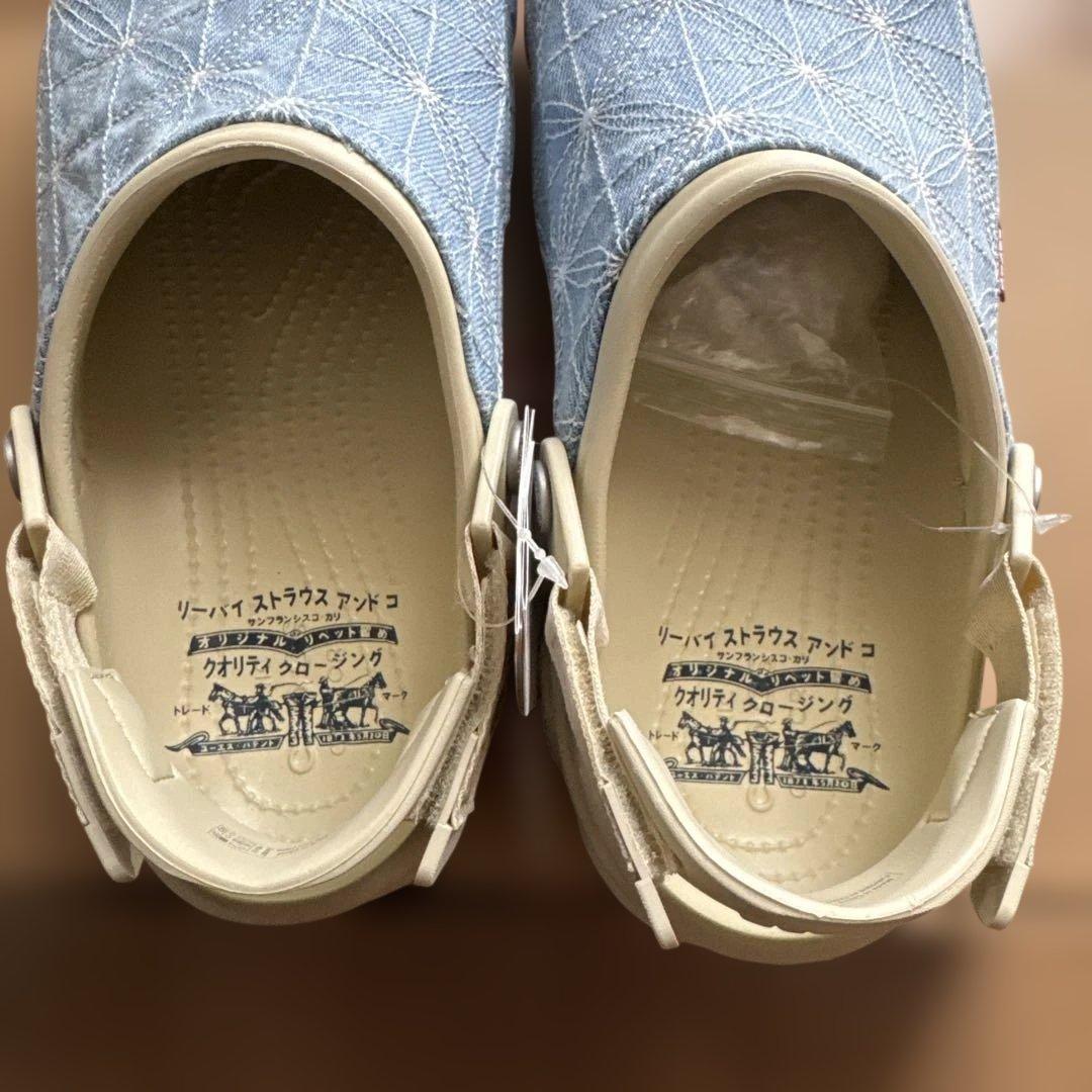 靴 Levi's x Crocs All Terrain Clog (Bone)