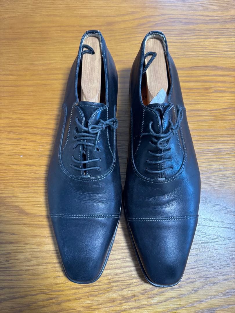 サントーニ 黒革ドレスシューズ