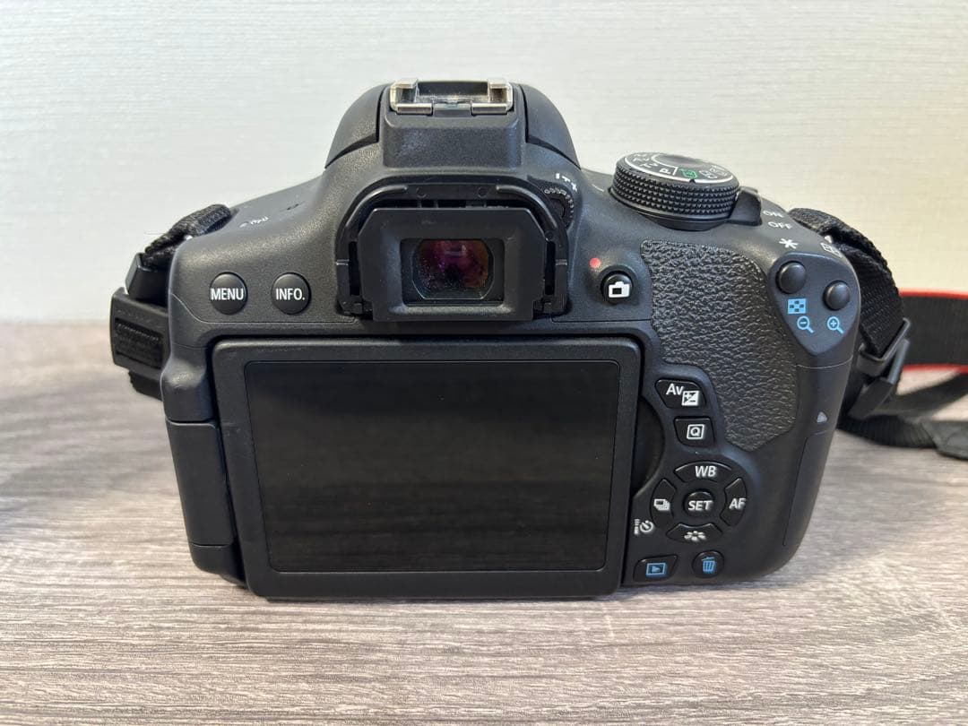 Canon EOS Kiss X8i ダブルズームキット EF50mm F1.8