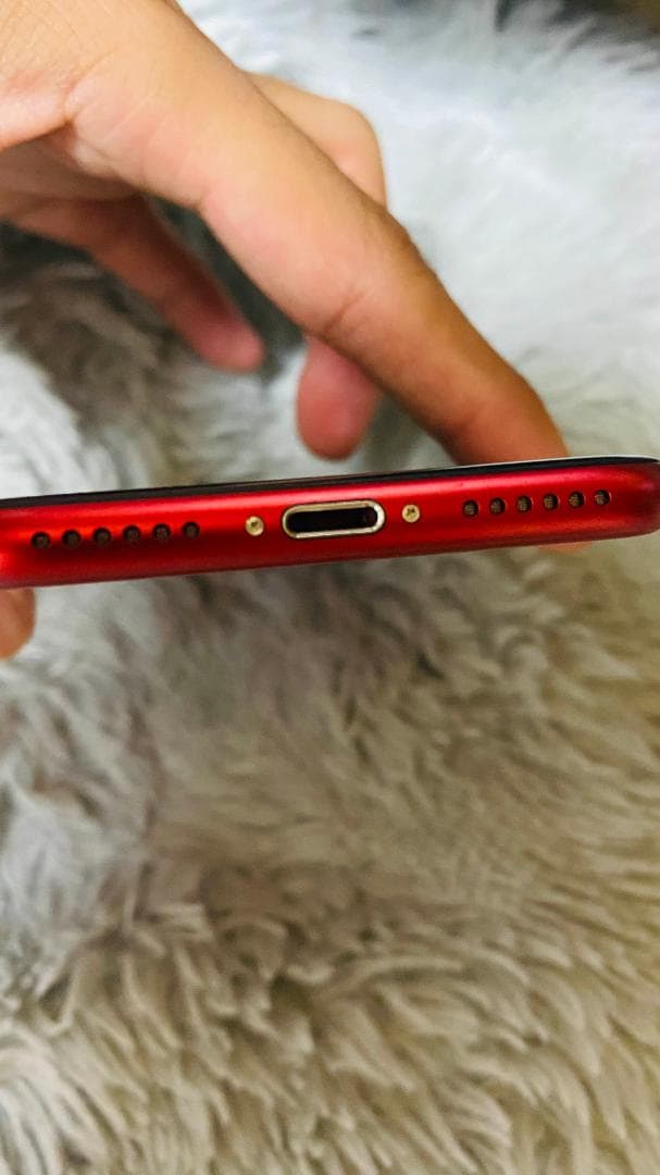 iPhone SE 第3世代　RED