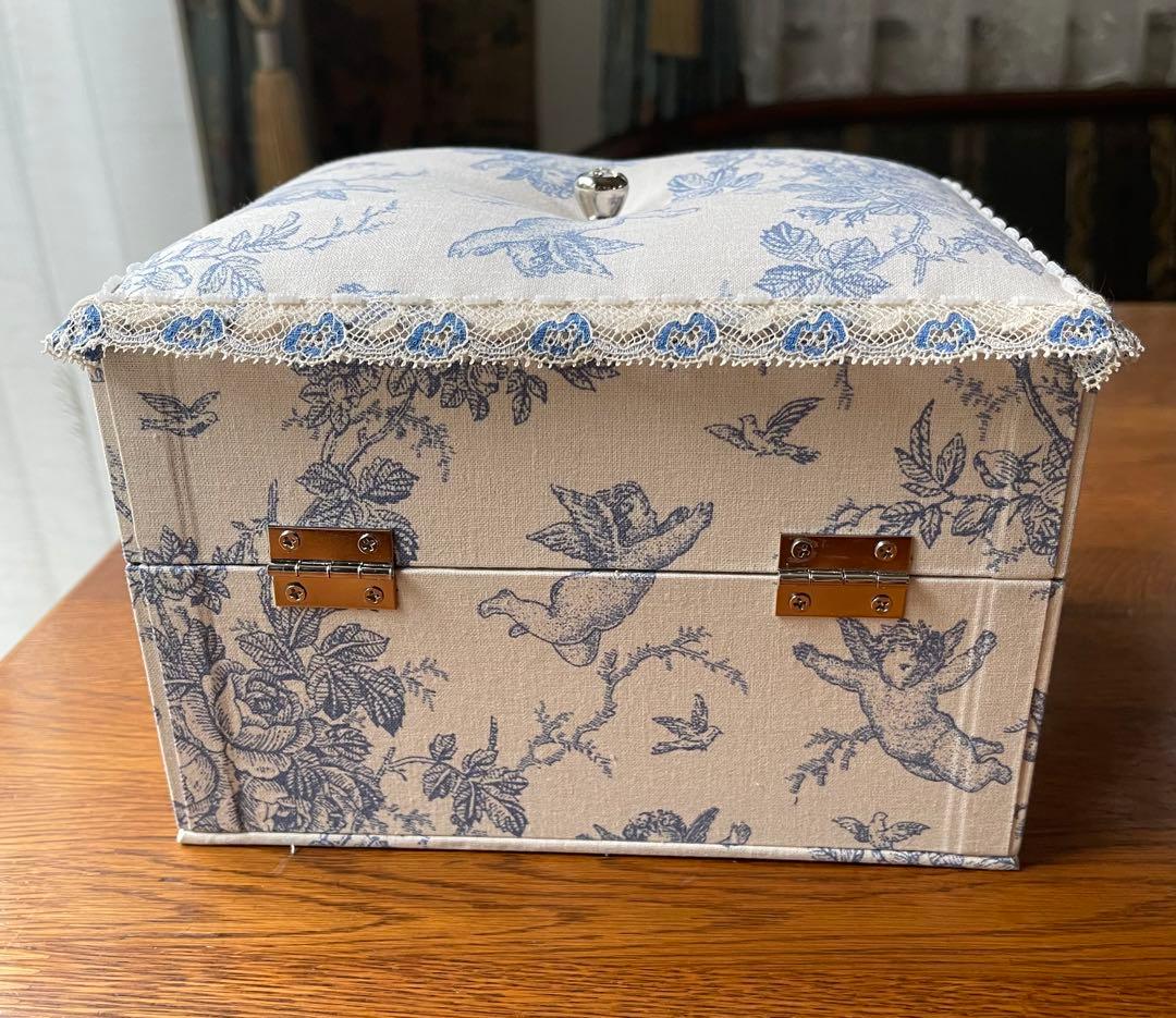 カルトナージュ裁縫箱(中) 天使と薔薇　小物達も可愛い‼️