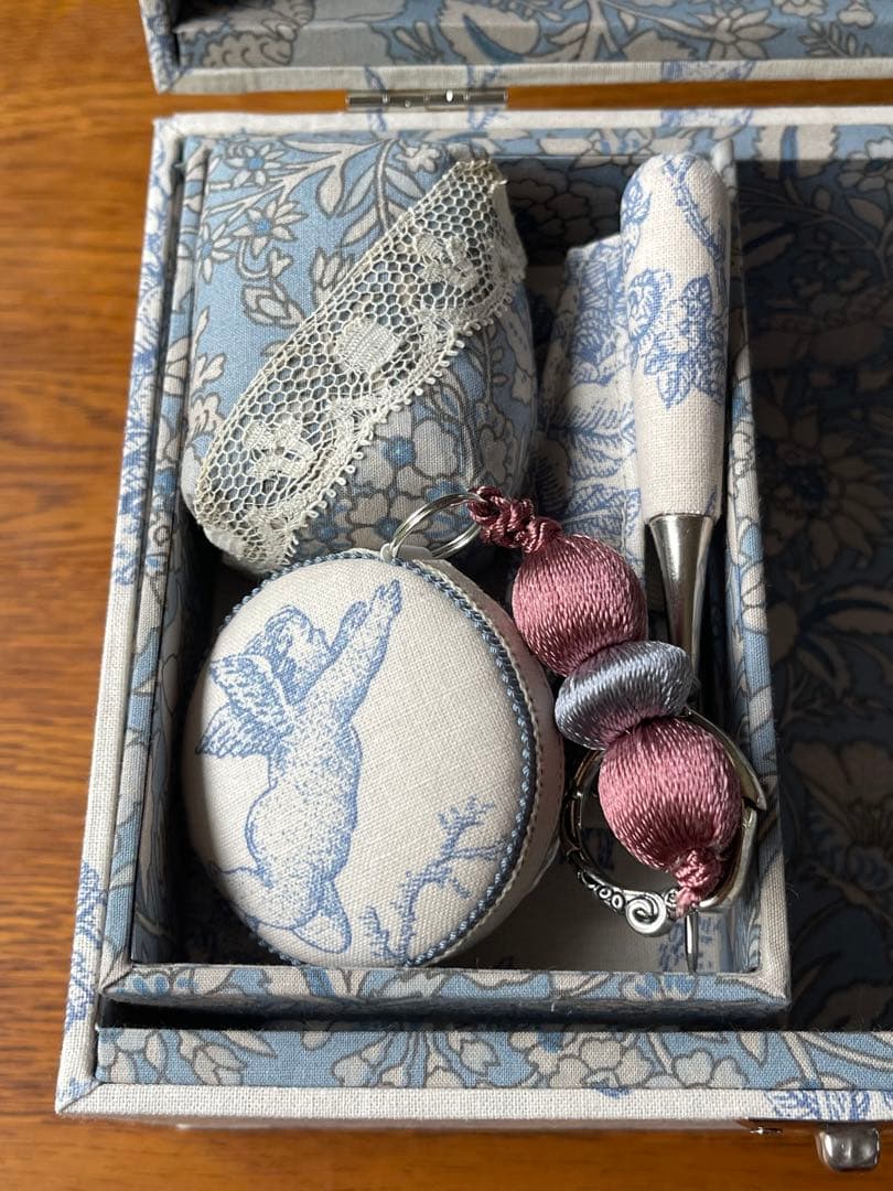 カルトナージュ裁縫箱(中) 天使と薔薇　小物達も可愛い‼️