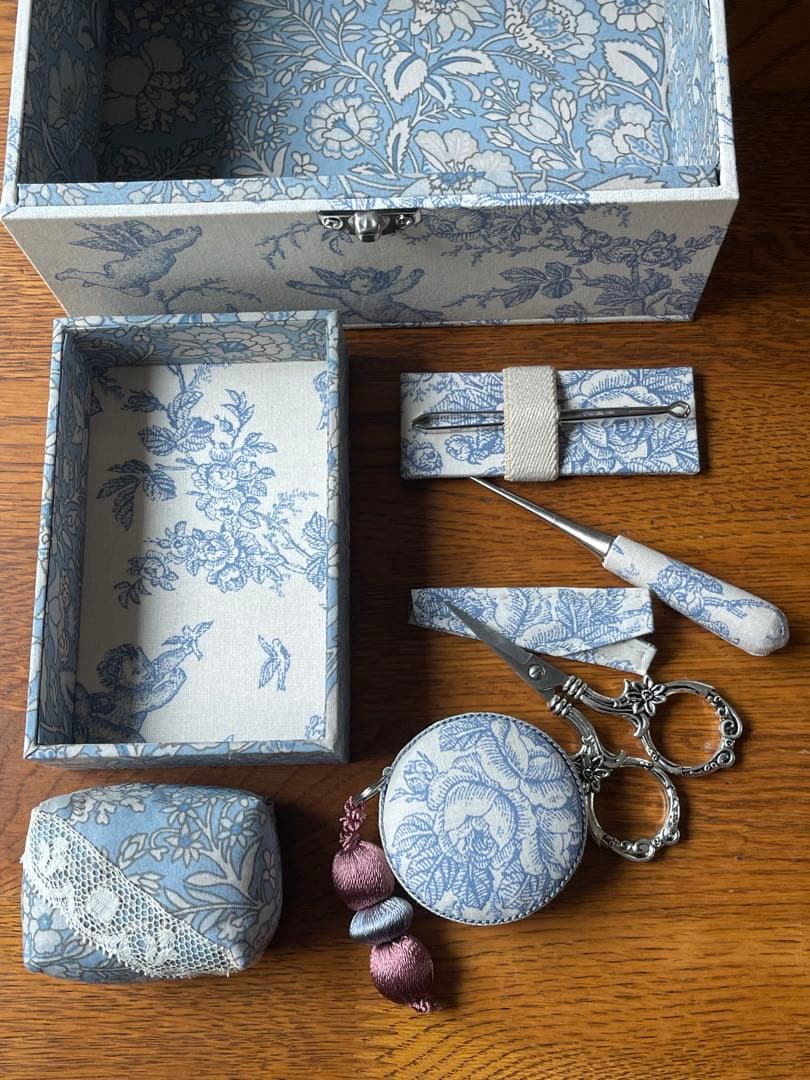 カルトナージュ裁縫箱(中) 天使と薔薇　小物達も可愛い‼️