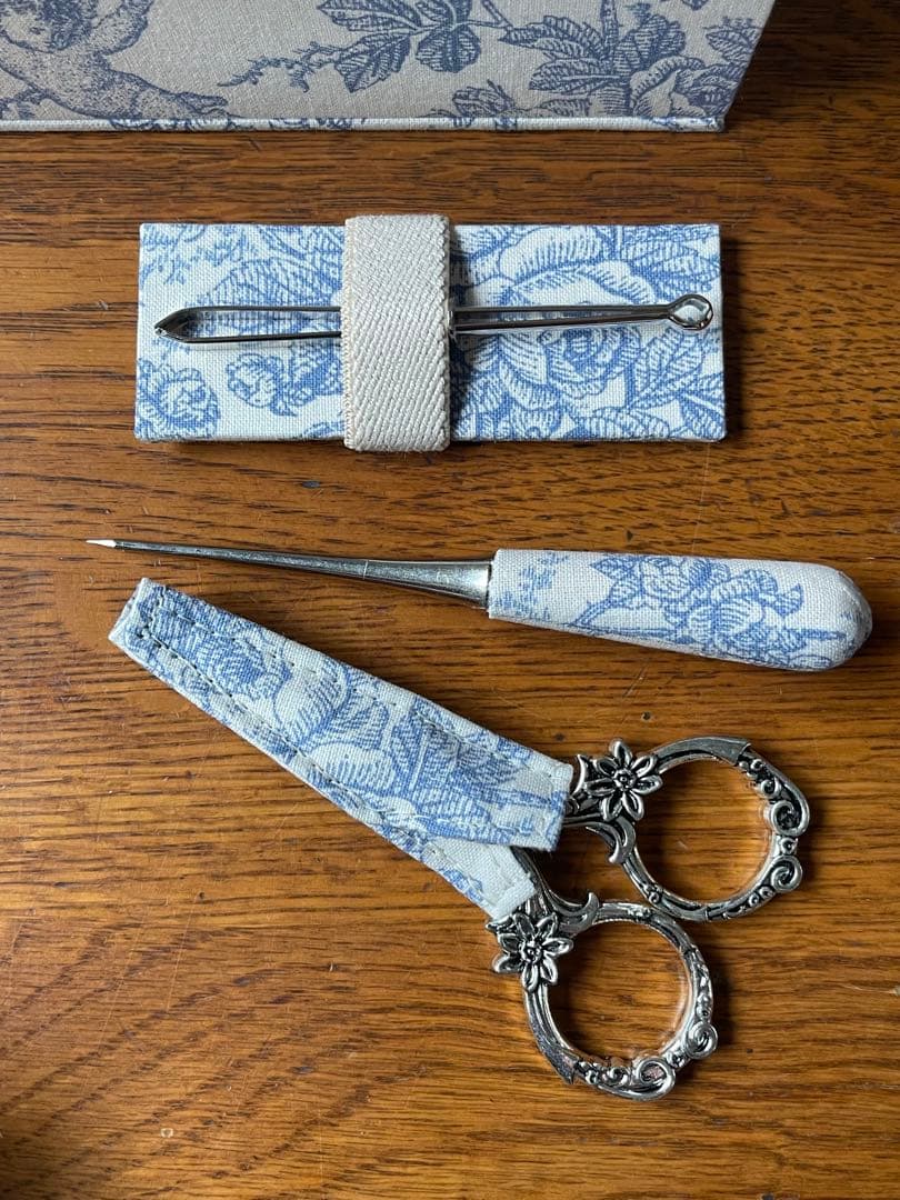 カルトナージュ裁縫箱(中) 天使と薔薇　小物達も可愛い‼️