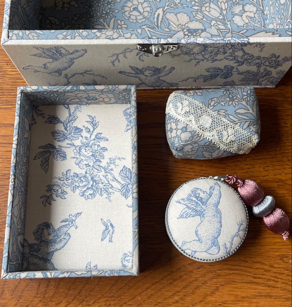 カルトナージュ裁縫箱(中) 天使と薔薇　小物達も可愛い‼️