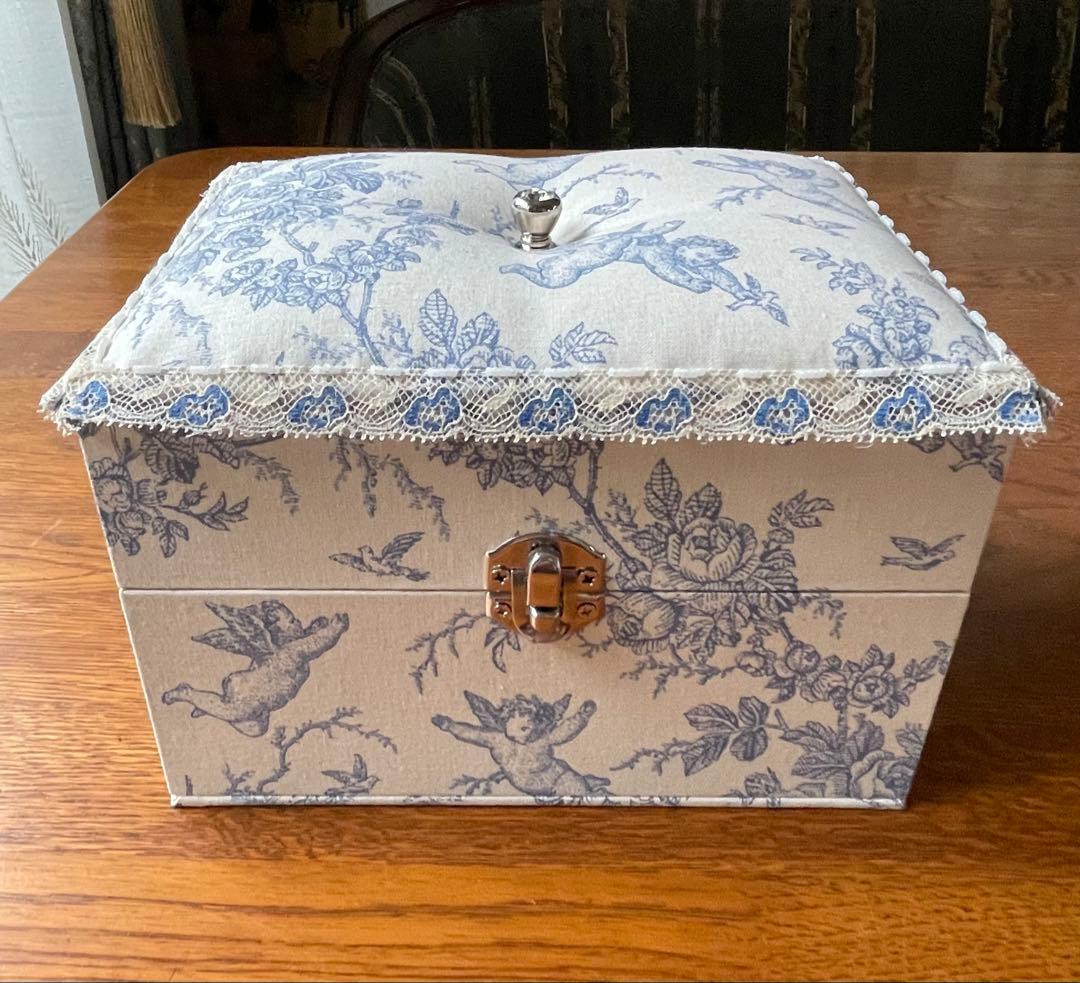 カルトナージュ裁縫箱(中) 天使と薔薇　小物達も可愛い‼️