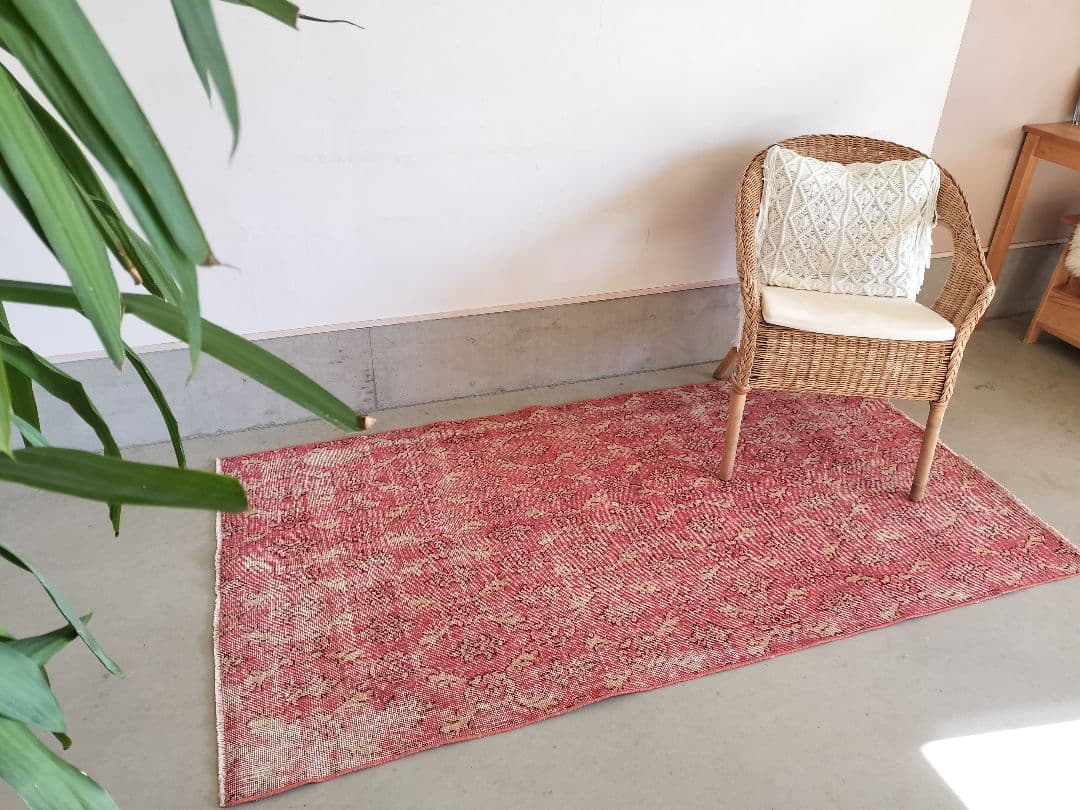 ローズピンクの紋章ラグ　ヴィンテージトルコラグNo.732