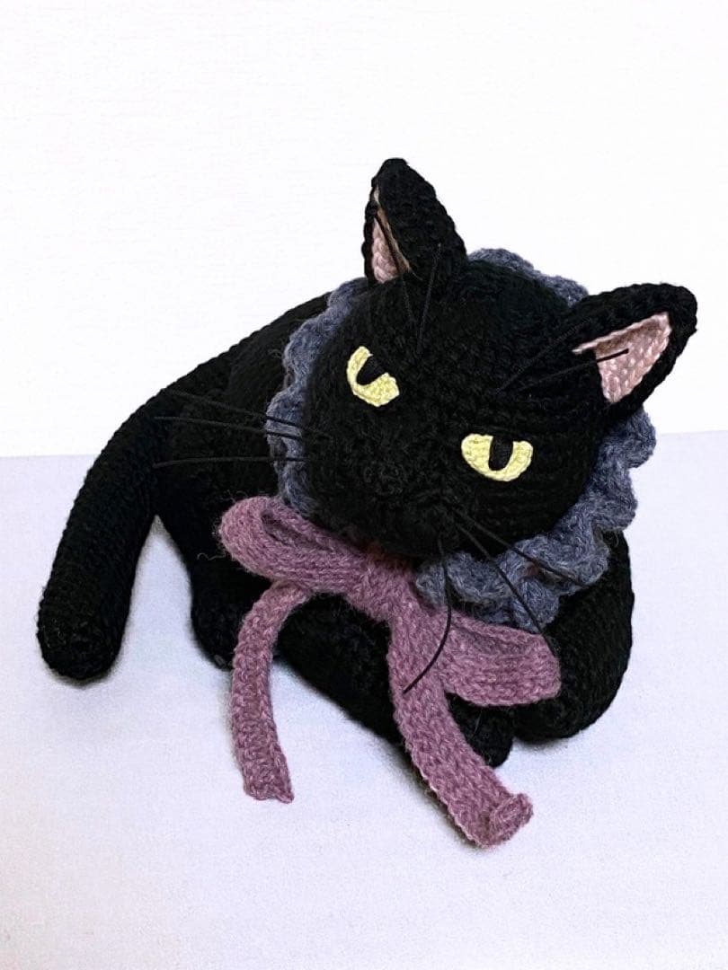 香箱座りの黒猫さんのあみぐるみ