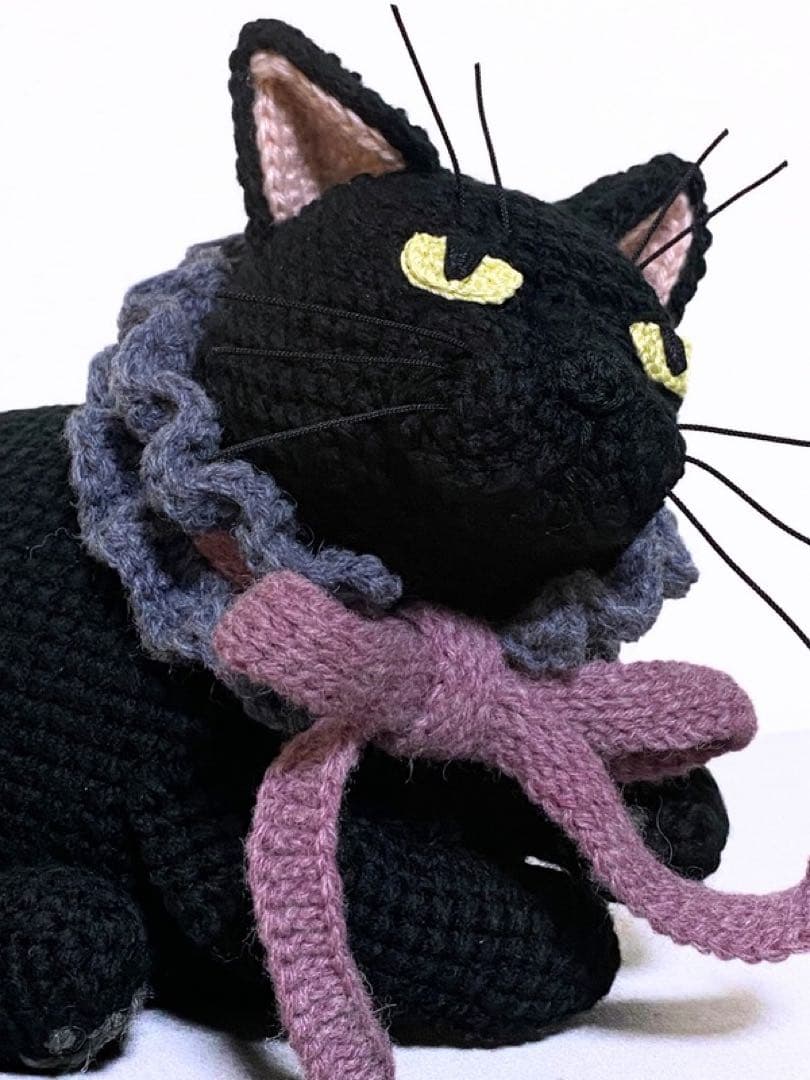 香箱座りの黒猫さんのあみぐるみ