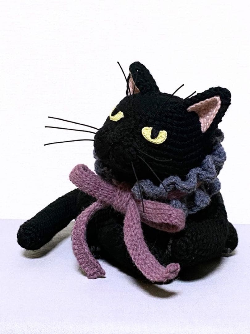 香箱座りの黒猫さんのあみぐるみ