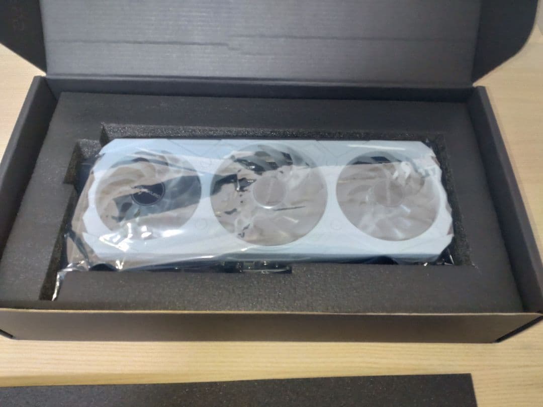 玄人志向 GeForce RTX 4070 搭載 グラフィックボード　白