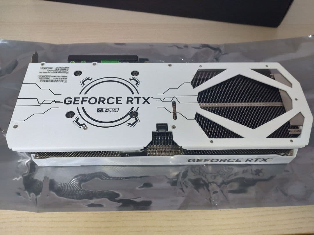 玄人志向 GeForce RTX 4070 搭載 グラフィックボード　白
