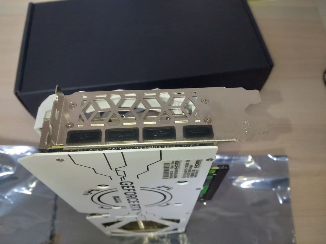 玄人志向 GeForce RTX 4070 搭載 グラフィックボード　白