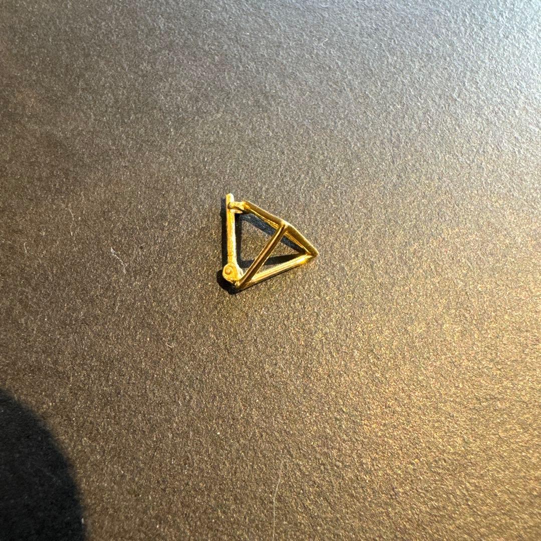 ゴールド三角形ピアス(片耳用) ユニセックス