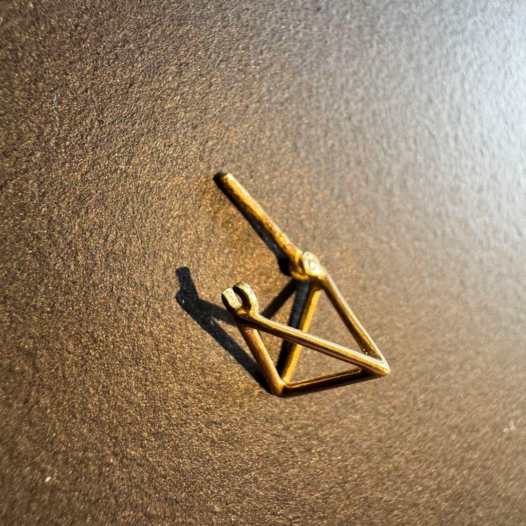 ゴールド三角形ピアス(片耳用) ユニセックス