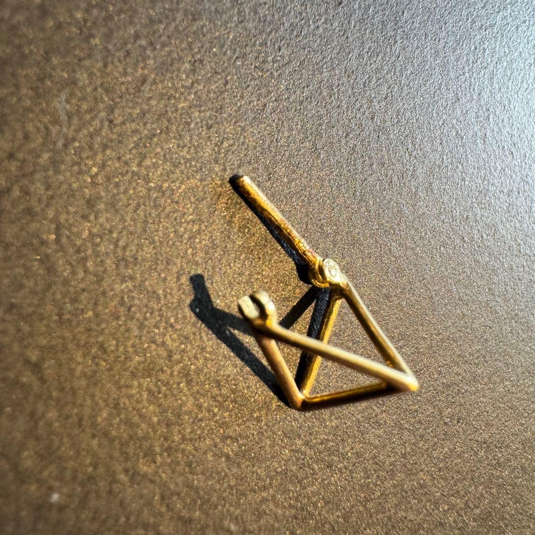 ゴールド三角形ピアス(片耳用) ユニセックス