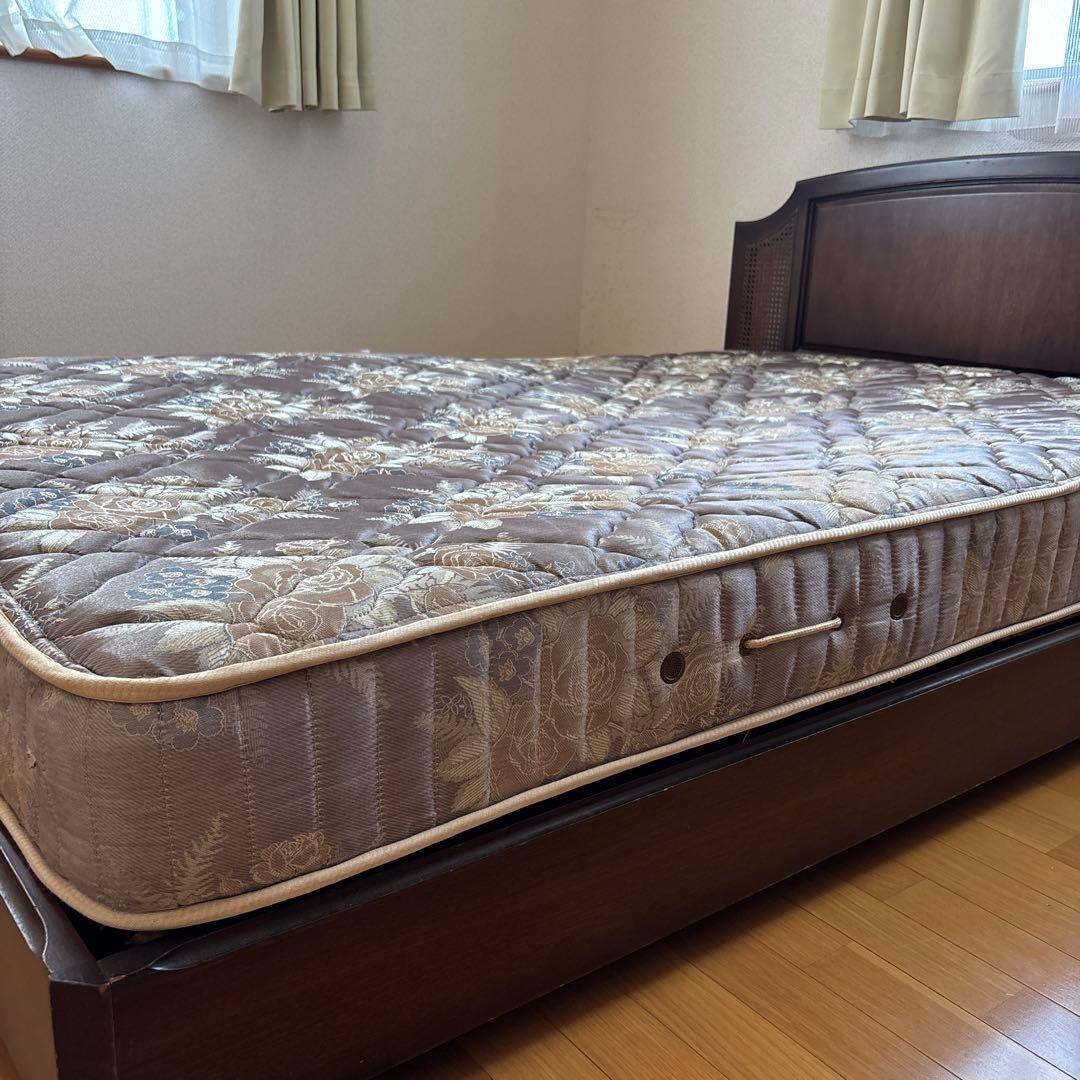 シモンズ ダブルベッド（フレーム+マットレス）※ 床板破損あり アンティーク家具