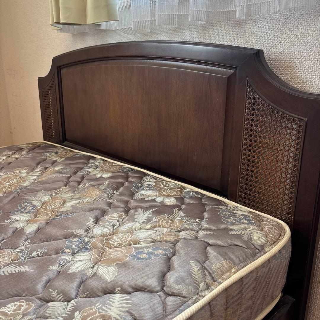 シモンズ ダブルベッド（フレーム+マットレス）※ 床板破損あり アンティーク家具