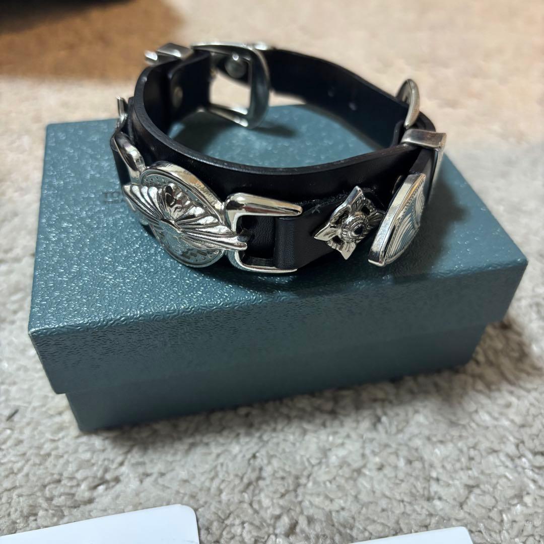 アクセサリー TOGA TOO DOUBLE BUCKLE CONCHO BANGLE