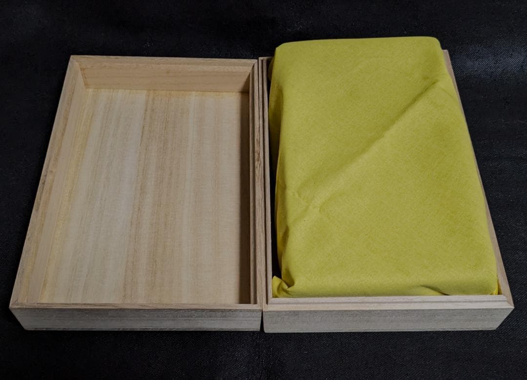 【ゆう】　　◆澄泥硯（鱔魚黄／十吋大型加厚／保管用桐箱と黄布）