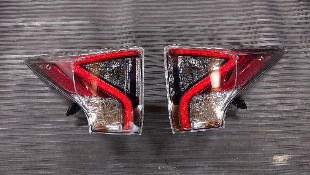 50プリウス前期の左右上側テールランプ