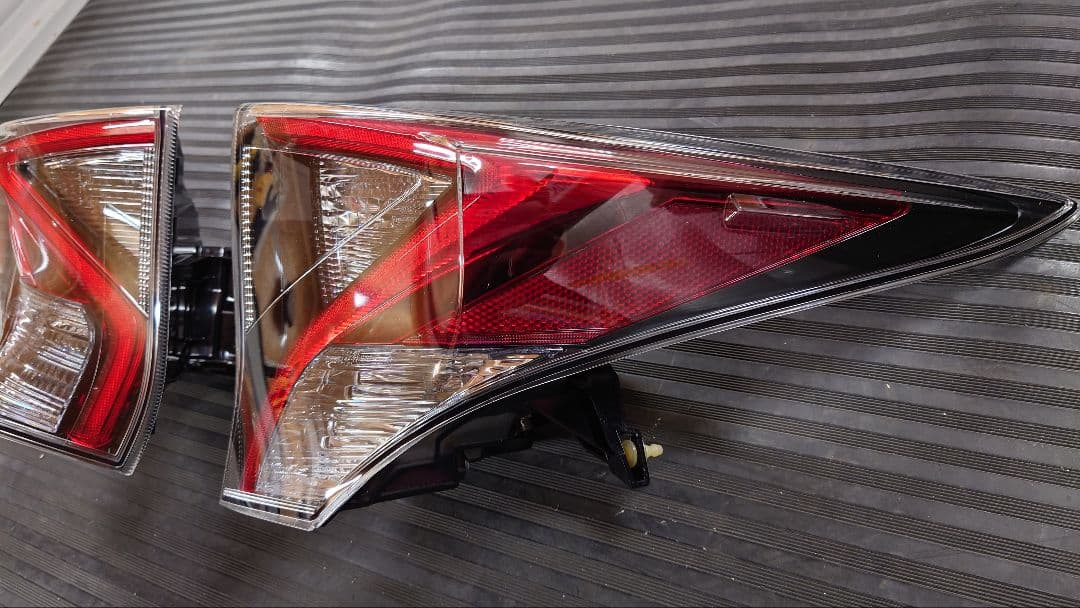 50プリウス前期の左右上側テールランプ