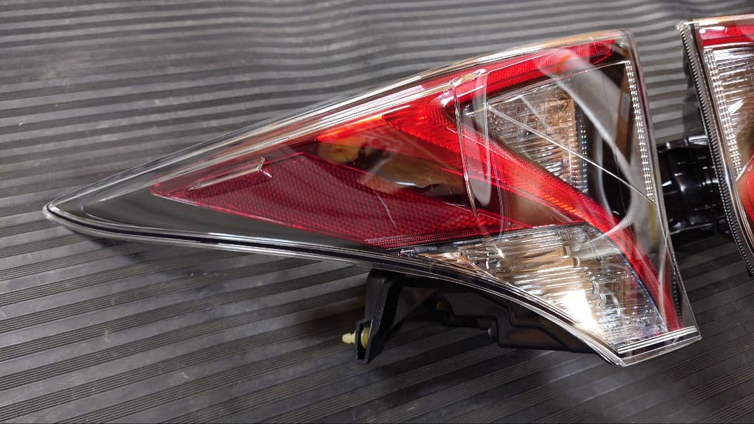 50プリウス前期の左右上側テールランプ