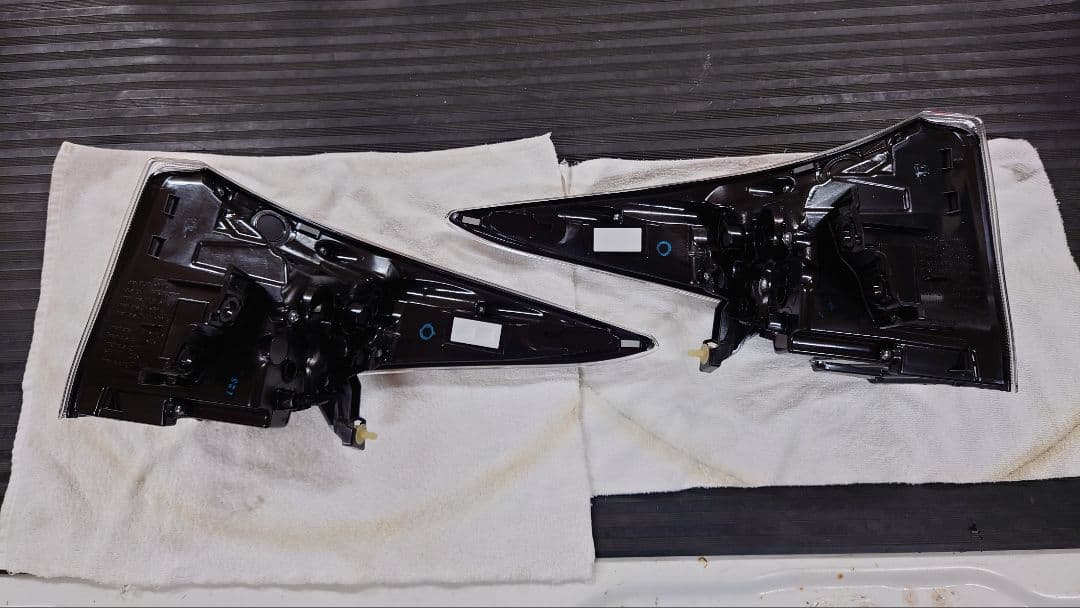 50プリウス前期の左右上側テールランプ