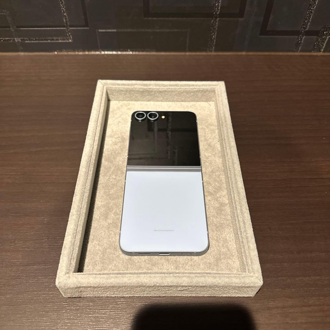 【美品】Samsung Galaxy Z Flip6 256GB ブルー