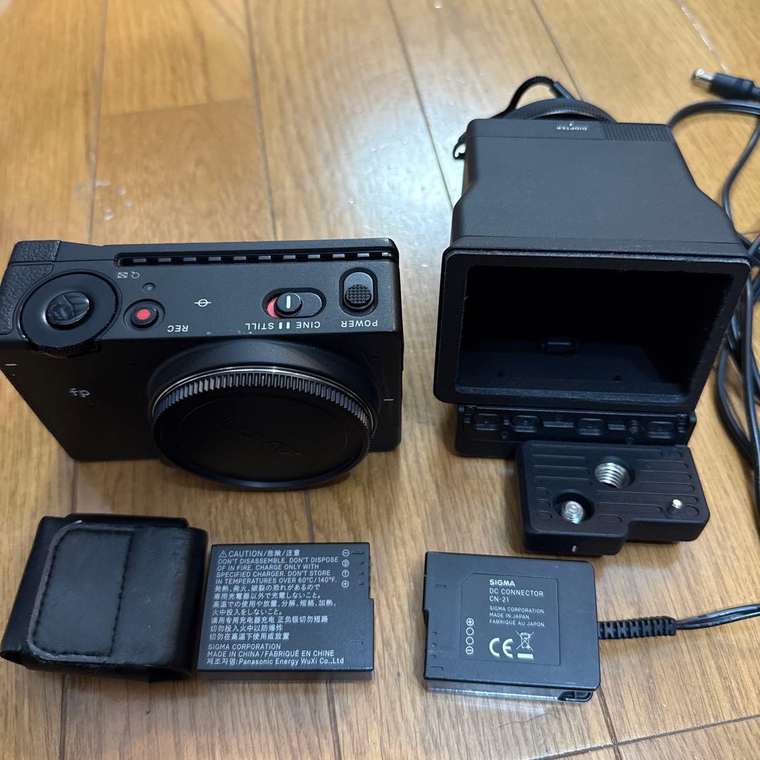 SIGMA fp L 本体と付属品