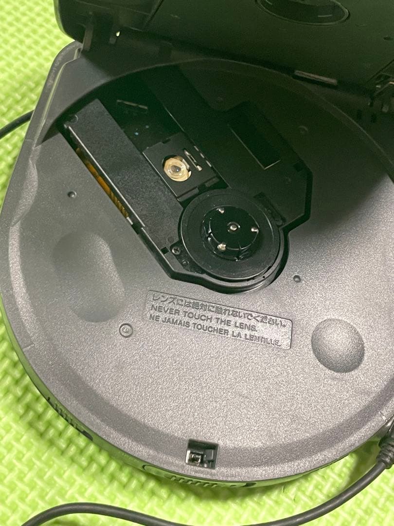 CD ウォークマン　音楽　流れる　SONY