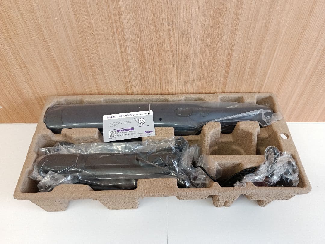①SHARK充電式ハンディクリーナー未使用ですが箱にダメージ有り