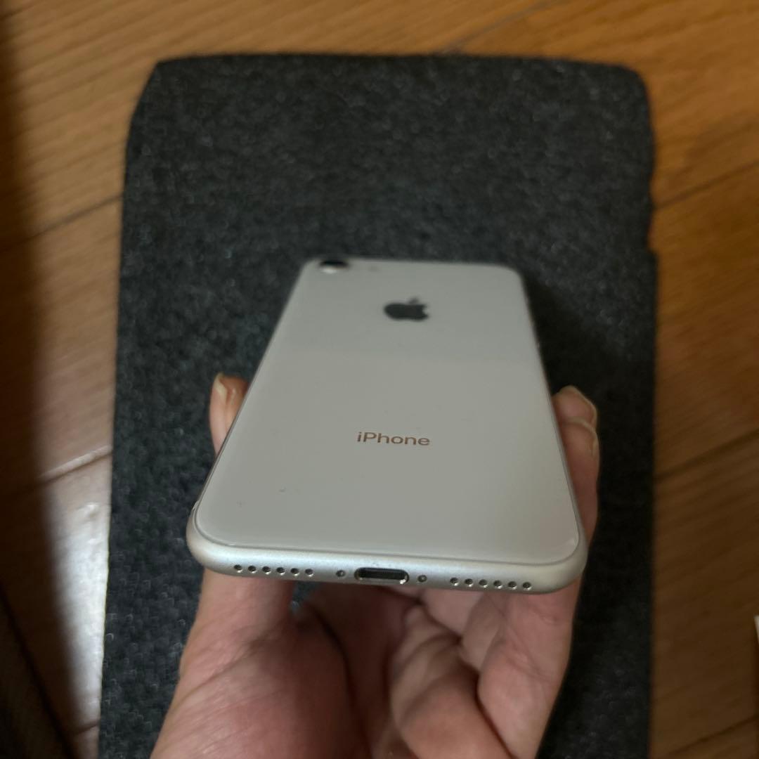 Apple iPhone 8 シルバー Appleロゴ付き、ケース付きで保護安心