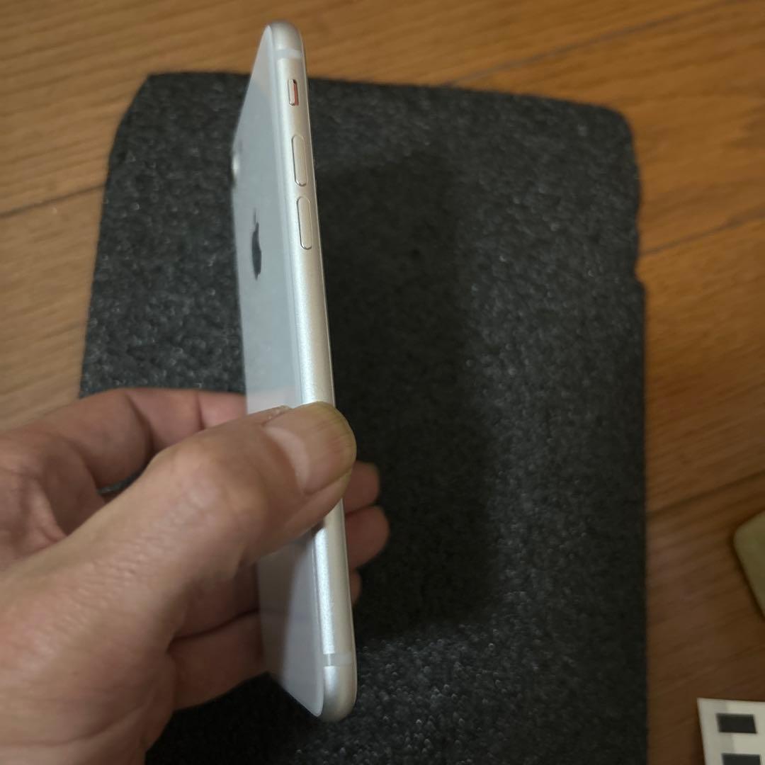 Apple iPhone 8 シルバー Appleロゴ付き、ケース付きで保護安心