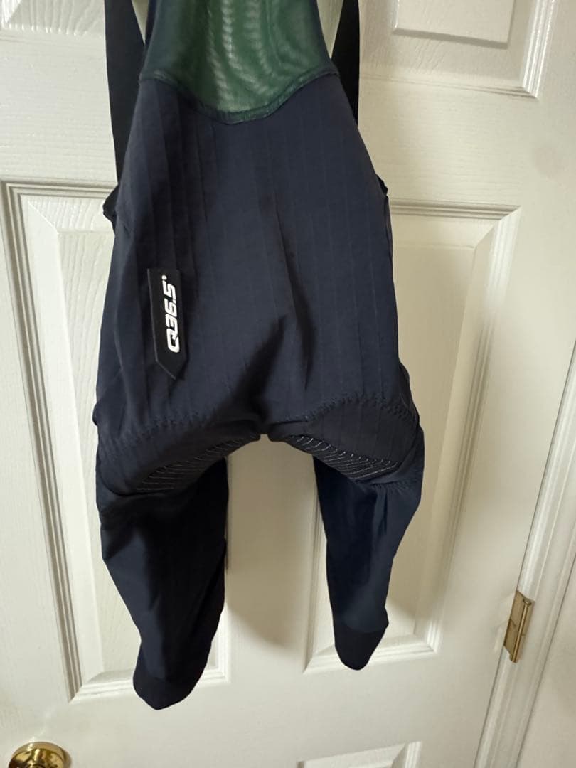 Q36.5 ビブショーツ（Gregarius Grid Skin）