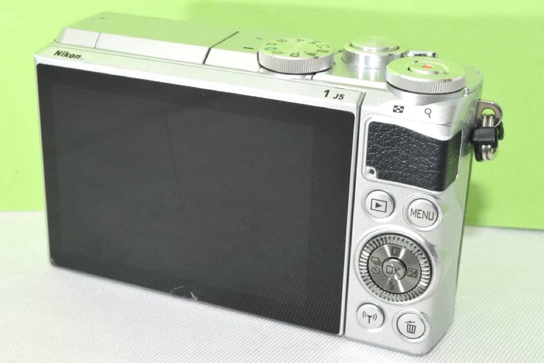Nikon J5 ボディ　☆送料無料☆