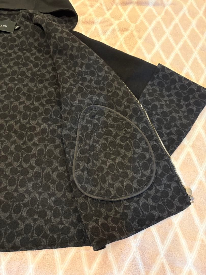 COACH フード付きブラックポンチョ