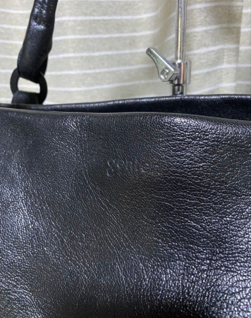 genten　黒いレザーハンドバッグ