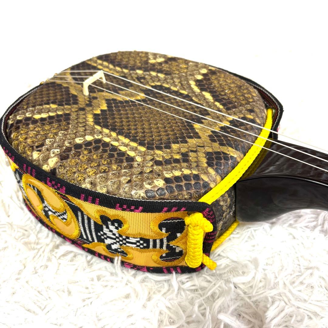 ✨美品✨沖縄 三線 真壁型 本蛇皮 黒漆 三味線 爪 ケースリュック 演奏可能