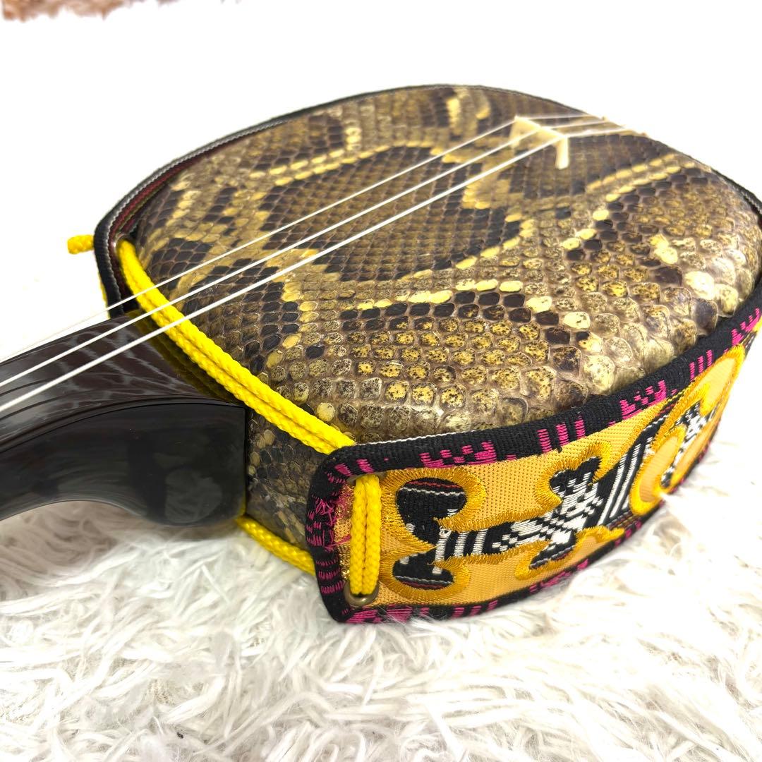 ✨美品✨沖縄 三線 真壁型 本蛇皮 黒漆 三味線 爪 ケースリュック 演奏可能