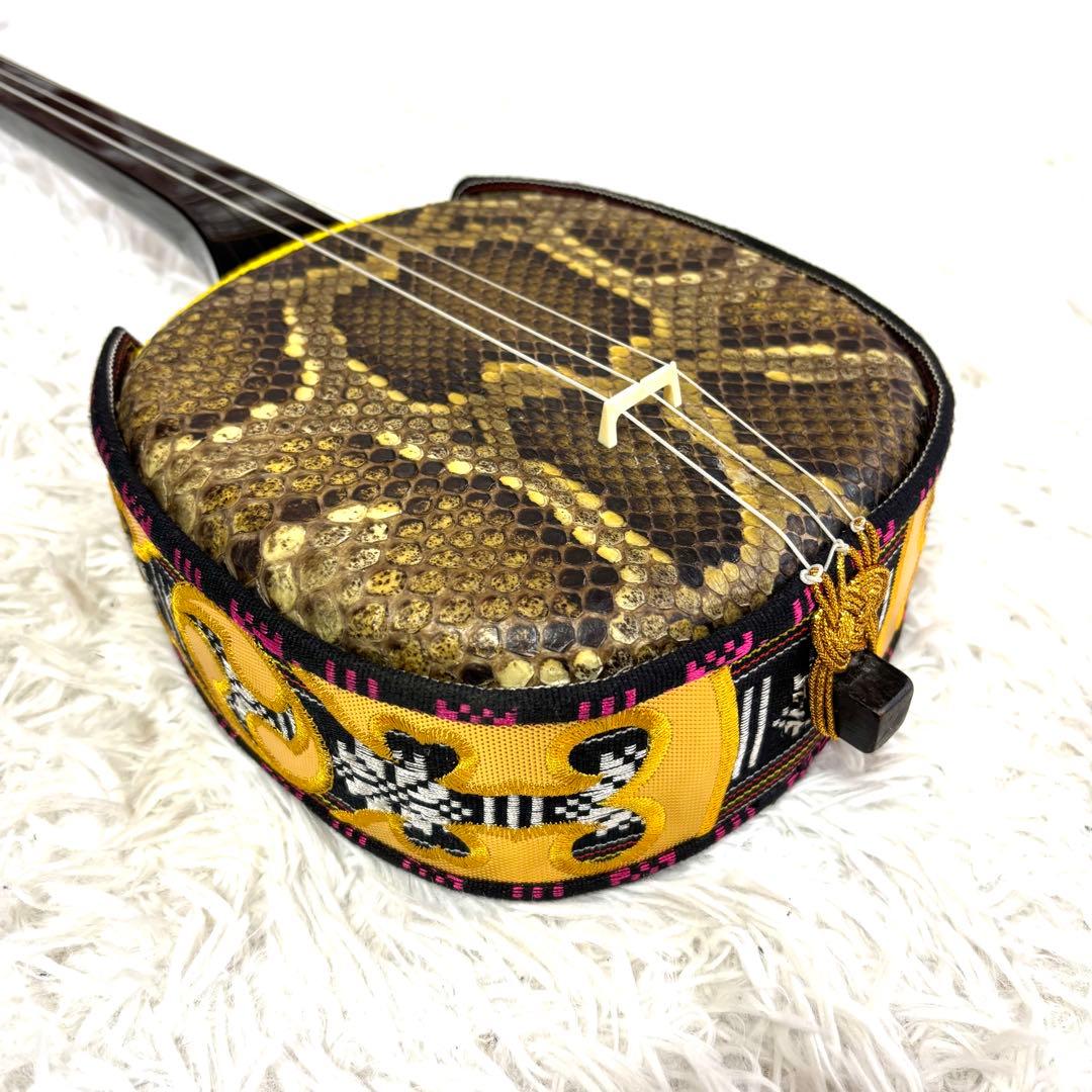 ✨美品✨沖縄 三線 真壁型 本蛇皮 黒漆 三味線 爪 ケースリュック 演奏可能