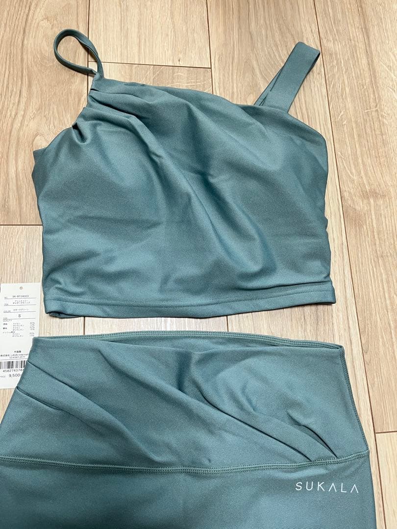 minami 専用　シャインストレッチアシンメトリーブラトップ、レギンス