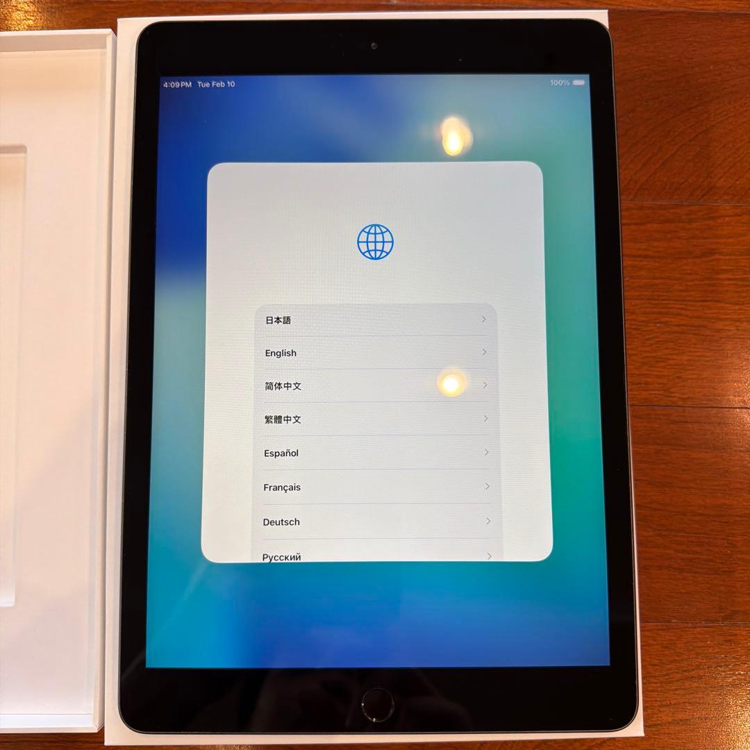 iPad (第8世代) Cellerモデル本体 充電器付き