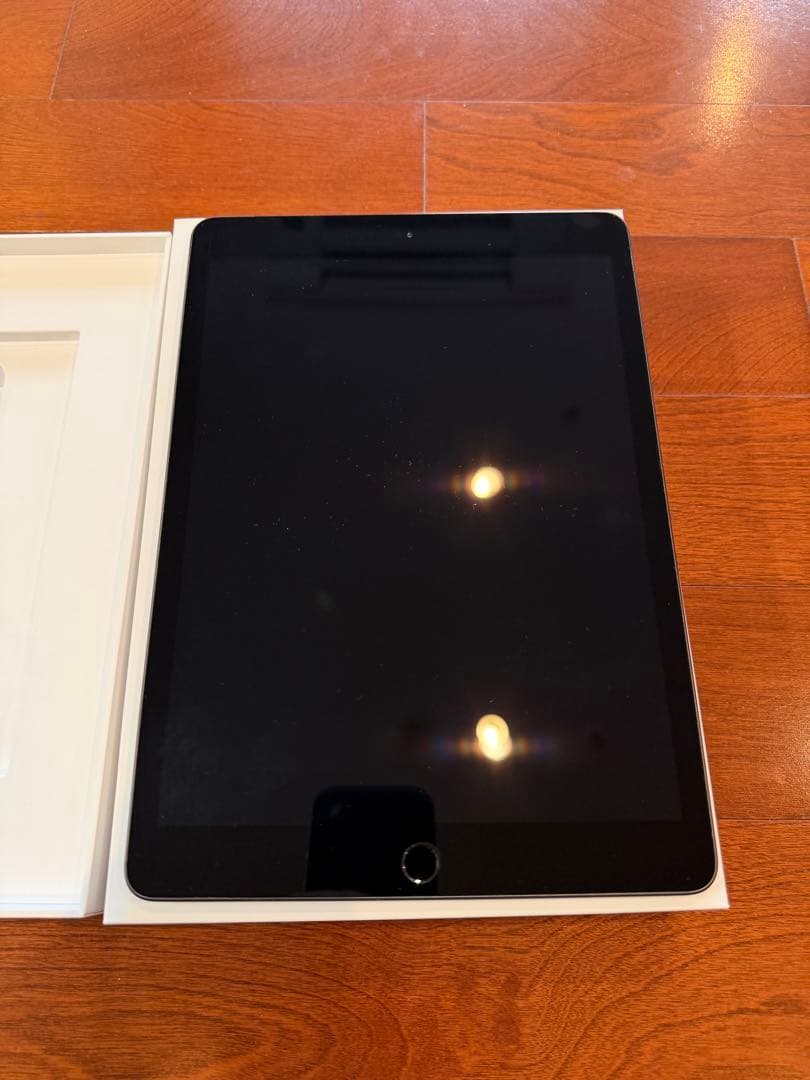 iPad (第8世代) Cellerモデル本体 充電器付き
