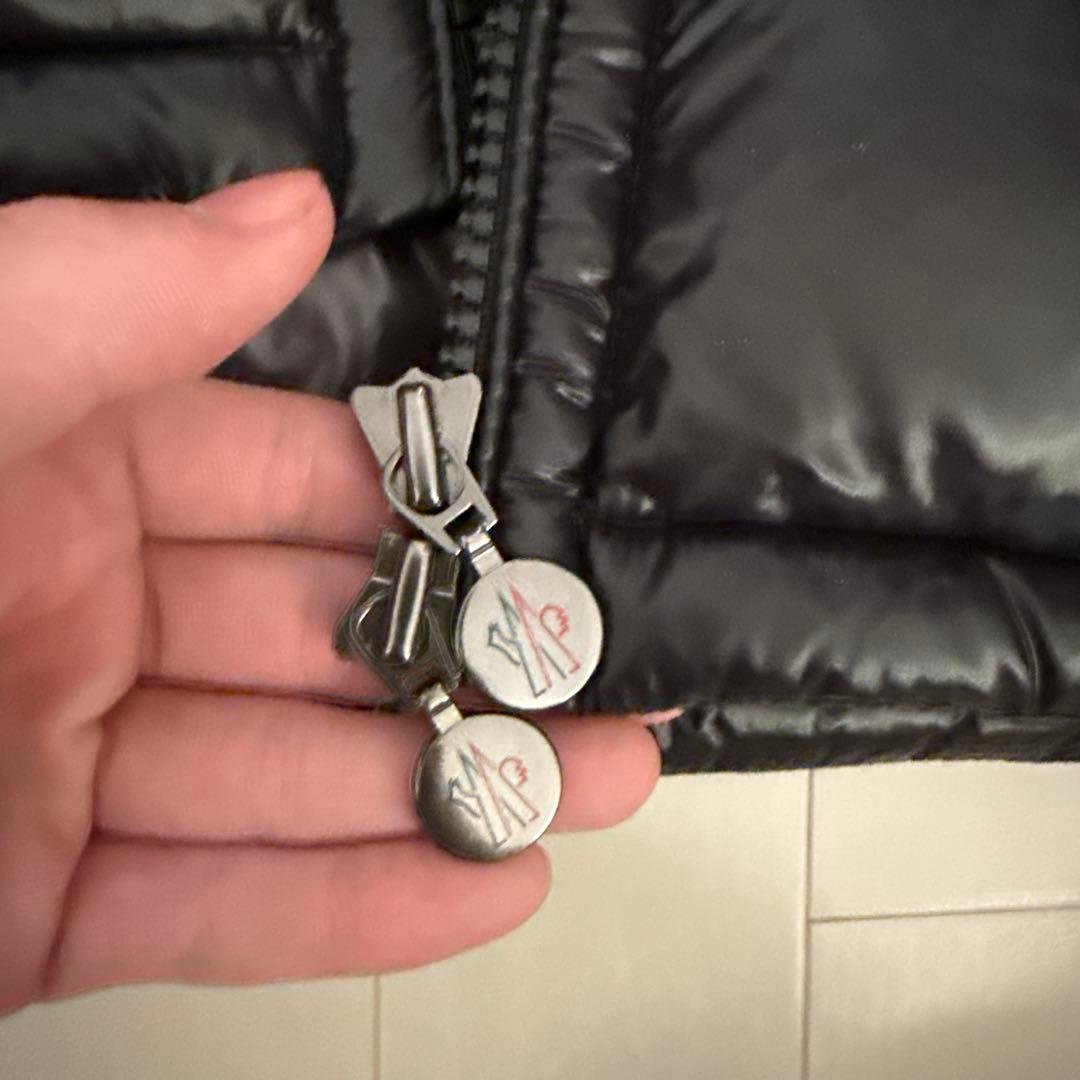 MONCLER ブラック ダウンベスト