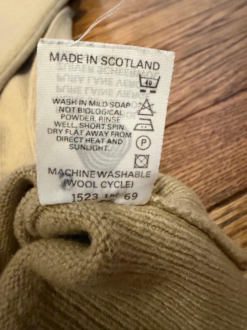 バーバリー　ラムウールセーター 赤ロゴ刺繍