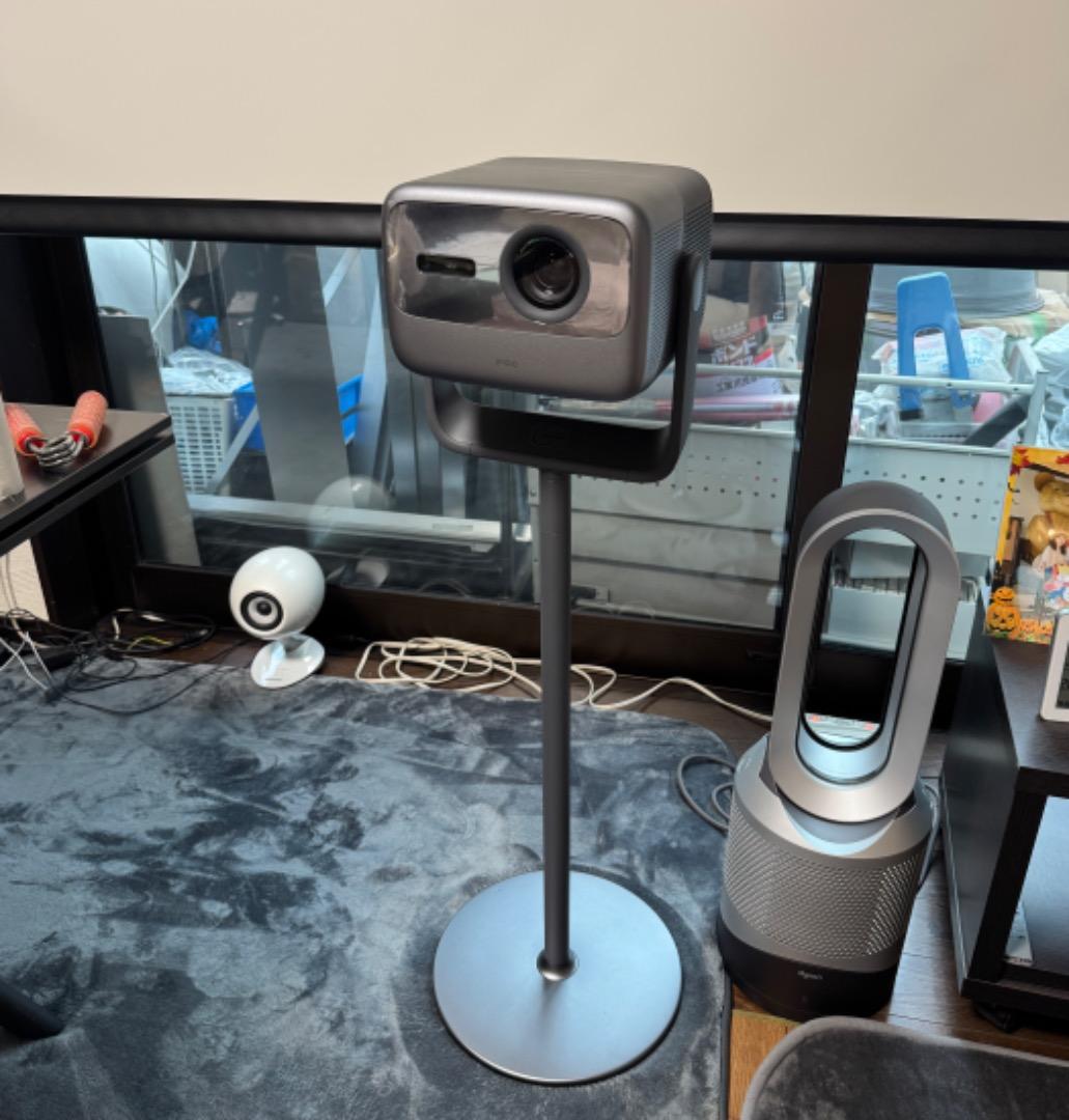 JMGO N1S Ultra 4K. 専用スタンド付き