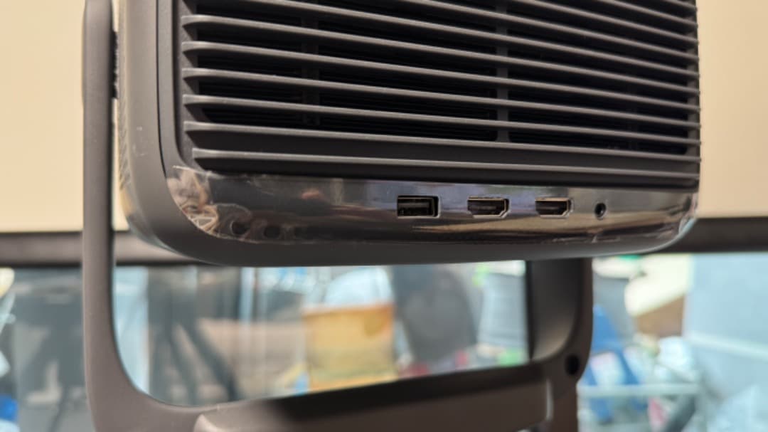 JMGO N1S Ultra 4K. 専用スタンド付き