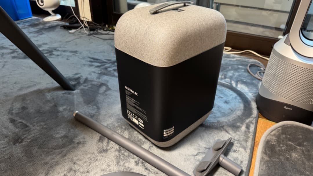 JMGO N1S Ultra 4K. 専用スタンド付き